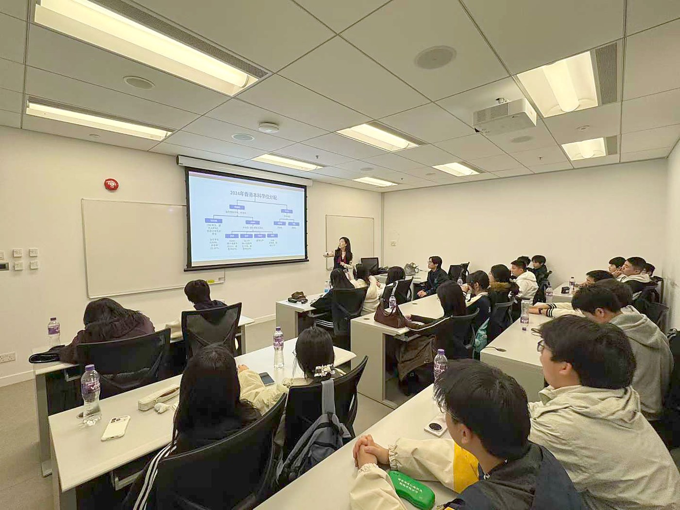 GINA 在香港大学进行升学规划讲座